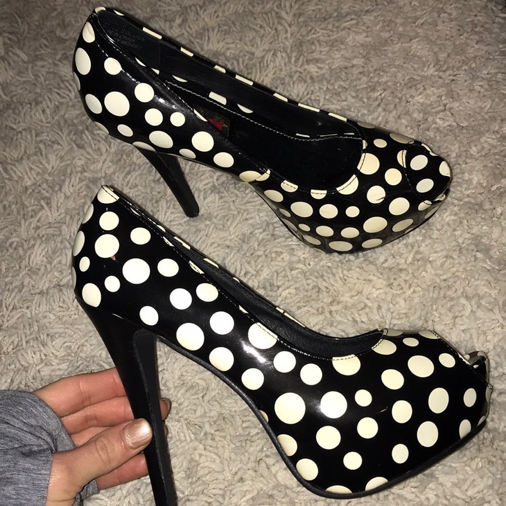 Polka dot pumps